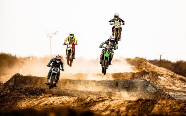 salto-de-motocross-polvo-del-desierto-12x18-20x30-24x36-32x48-pulgadas-impresioacute